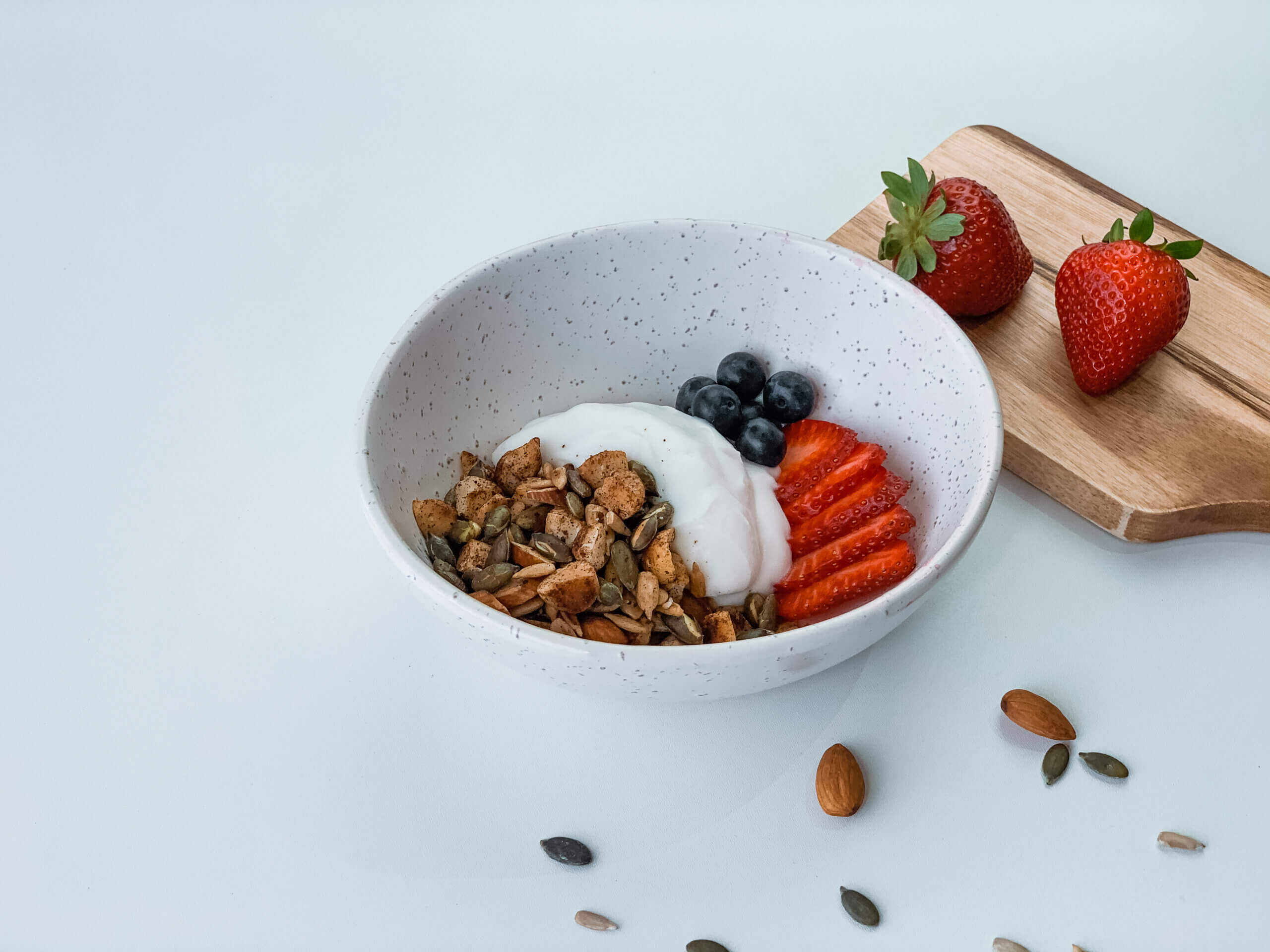 Bowl - Raw Seeds Yoghurt Yoghurt, Strawerries